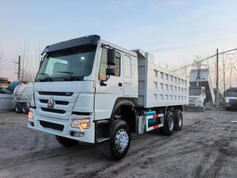Camion benne HOWO blanc, vue de trois quarts avant
