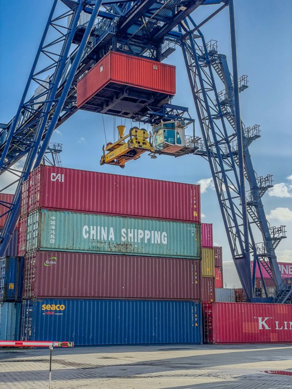 Grue chargeant un conteneur maritime au port
